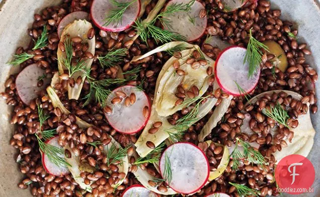 Salada preta de cevada, erva-doce e rabanete