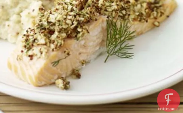Salmão com crosta de mostarda com purê de aipo-rábano