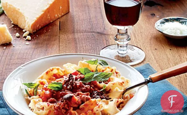 Molho de carne em fogo lento com macarrão