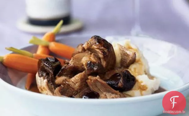 Ombro de porco refogado em Hoisin-molho de vinho com ameixas secas
