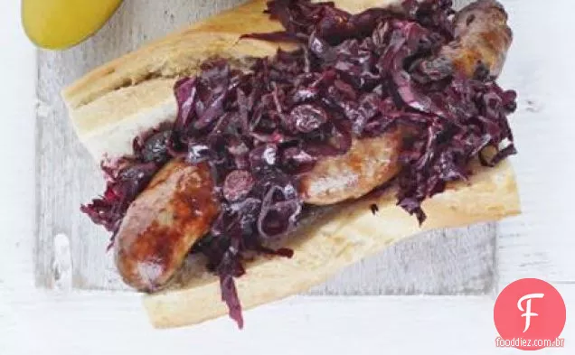 Salsichas com repolho vermelho quente e slaw de beterraba