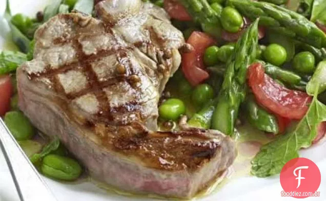 Salada quente de legumes da primavera com cordeiro grelhado