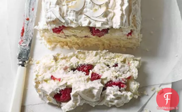 Fatia de merengue de coco, framboesa e limão