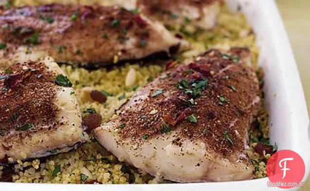 Filetes de arinca esfregados com especiarias em cuscuz de laranja e salsa