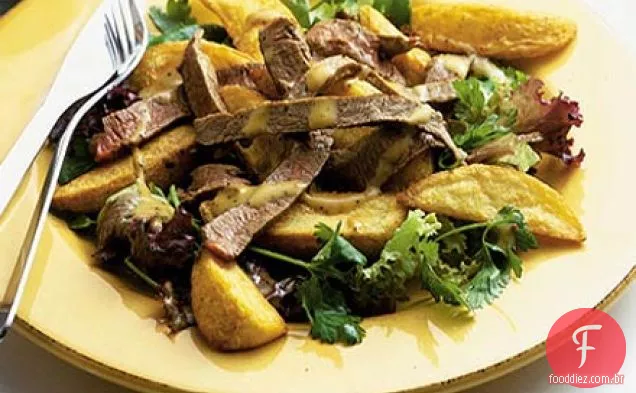 Salada de bife e batatas fritas