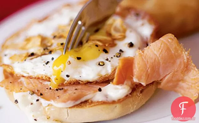 Salmão defumado frito e bagel de ovo
