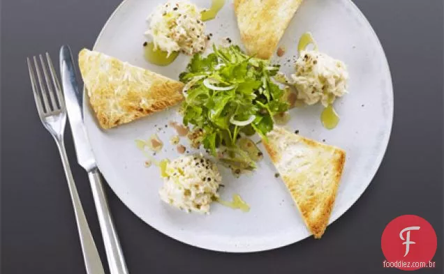 Maionese de caranguejo com torrada Melba e salada de ervas