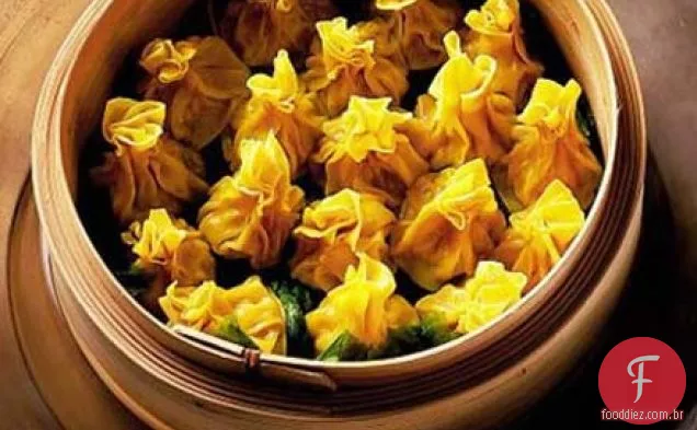 Carne de porco cozida no vapor e wontons de camarão