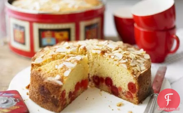Bolo de cereja e amêndoa