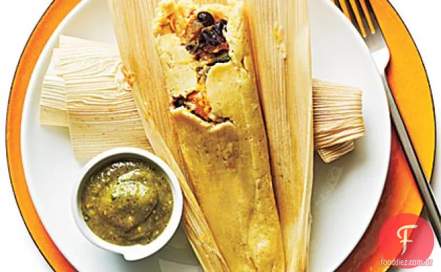 Feijão preto e Tamales de batata doce com molho Tomatillo