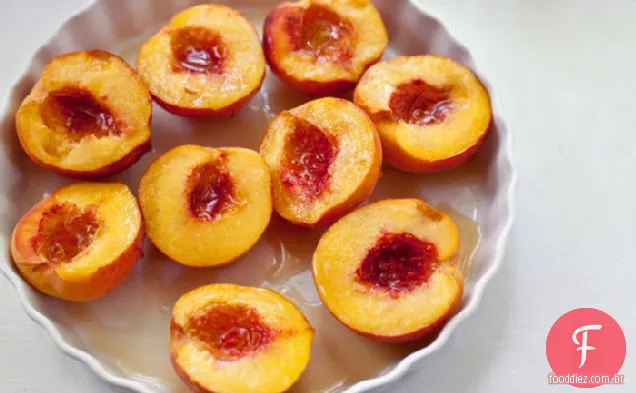 Tartinas Do Sanduíche Do Chá Do Queijo Do Pêssego E Da Cabra