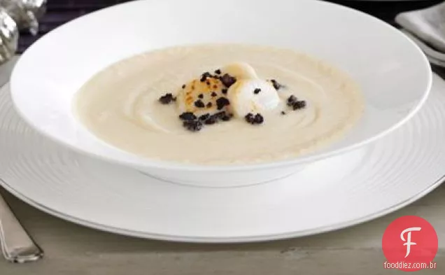 Sopa de aipo-rábano com vieiras e pudim preto