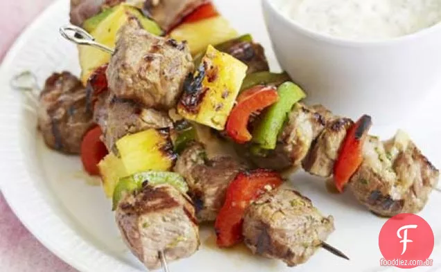 Kebabs de cordeiro frutados com maionese de pimenta