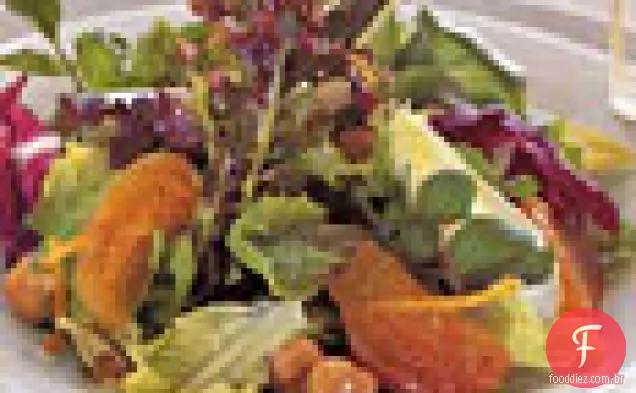 Salada de verduras de outono com caquis e avelãs