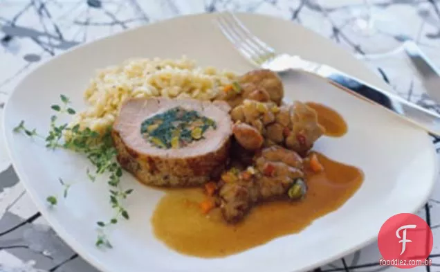 Lombo de vitela recheado com vegetais com pães doces