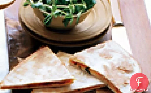 Cebola para churrasco e quesadillas de Gouda defumadas com mini Salada De Ervilha