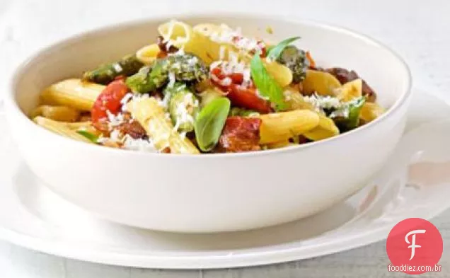 Espargos torrados, pancetta e massa de tomate cereja