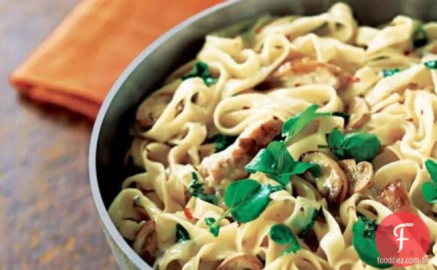 Fettuccine da galinha com Brie do cogumelo