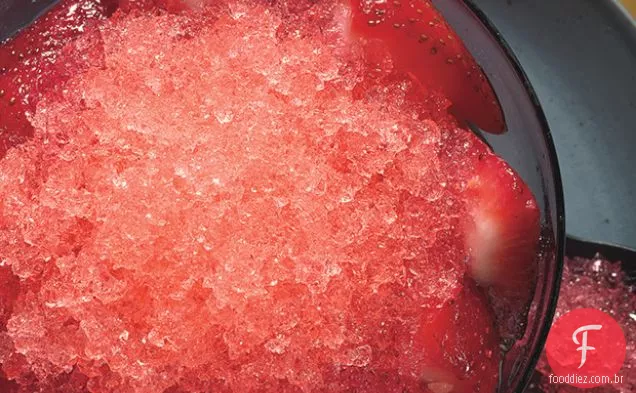 Granita de melancia com morangos de gengibre
