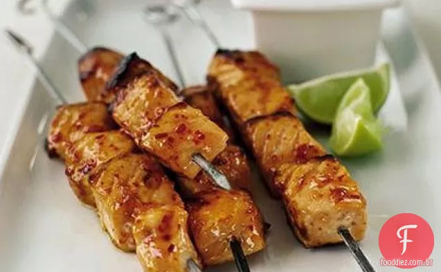 Kebabs de salmão tailandês com pimenta doce e molho de limão