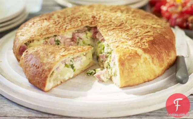 Pão recheado com presunto, batata e queijo