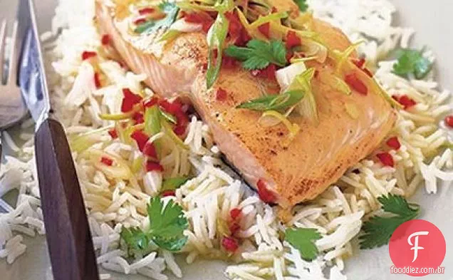 Salmão com pimenta e manteiga de limão