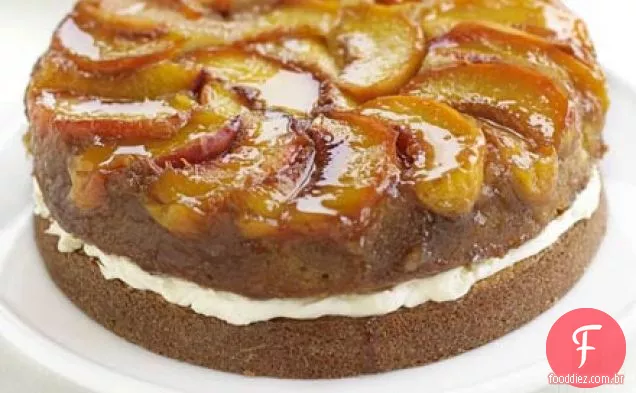 Bolo de pêssegos e creme de cabeça para baixo