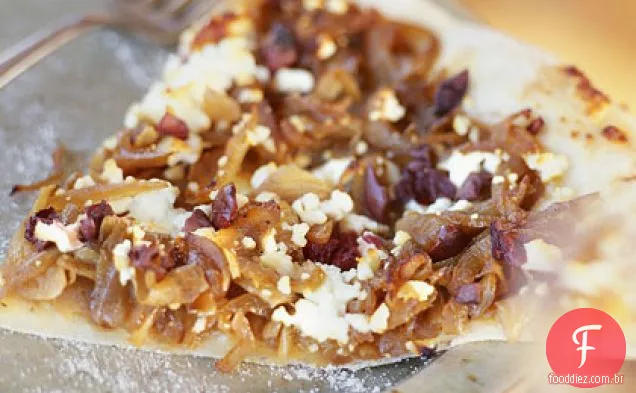 Pizza com cebola caramelizada, queijo Feta e azeitonas