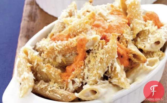 Penne de dois queijos assados com molho de pimenta assada