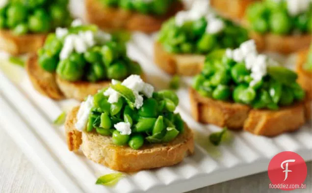 Torradas de ervilha e feta