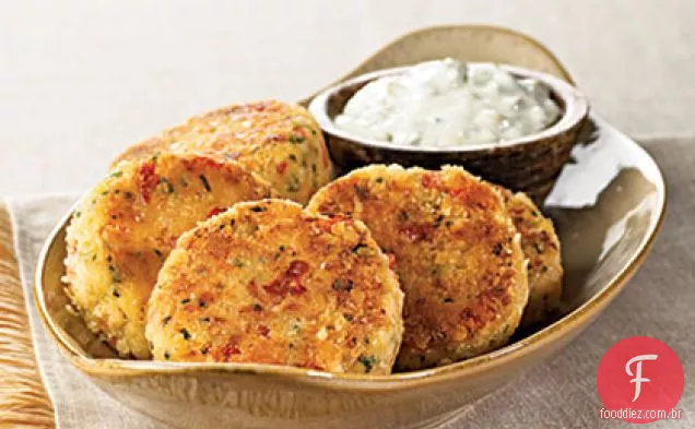 Bolos de caranguejo com molho tártaro Jalapeño-limão