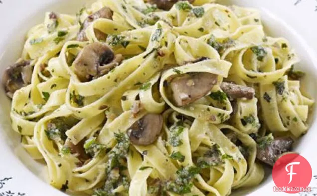 Massa pesto de castanha assada e ervas com cogumelos