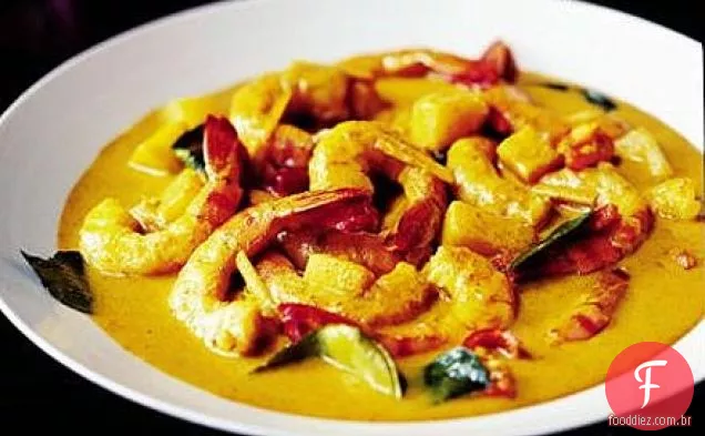 Doce e quente camarão e abacaxi curry