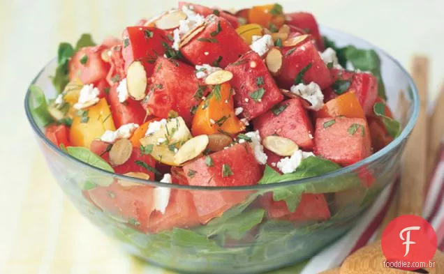 Salada de tomate e melancia com queijo Feta e amêndoas torradas