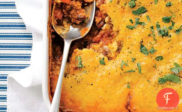 Torta de carne e chouriço com cobertura de pão de milho