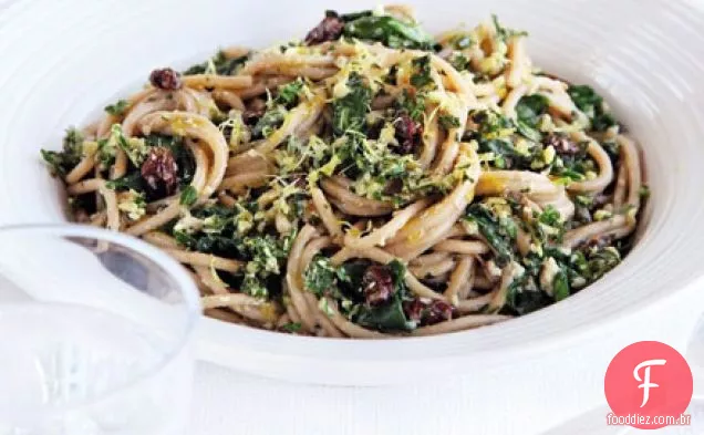 Espaguete com espinafre e pesto de nozes