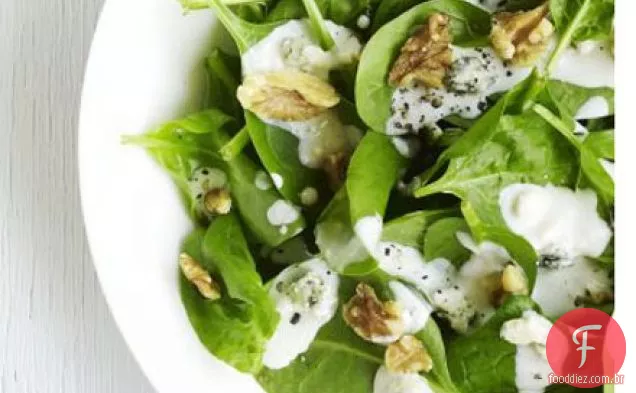 Salada de espinafre e noz com molho de queijo azul
