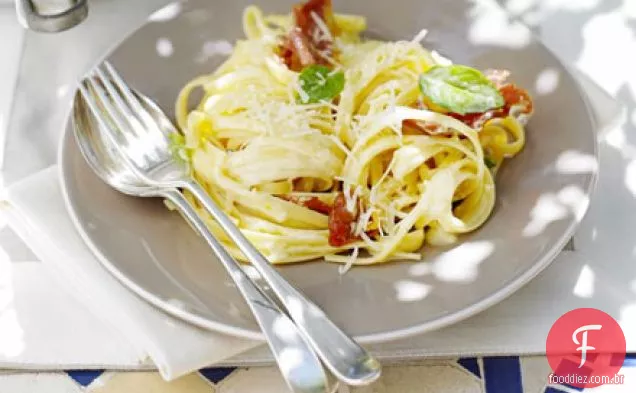 Linguine cremoso com presunto, limão e manjericão