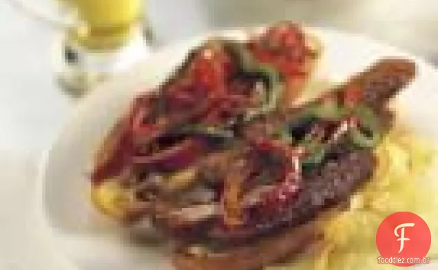 Sanduíche De Salsicha Italiana Com Cebola Refogada E Pimentão