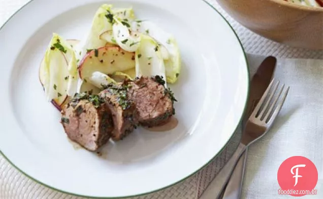 Carne de porco Herby com salada de maçã e chicória