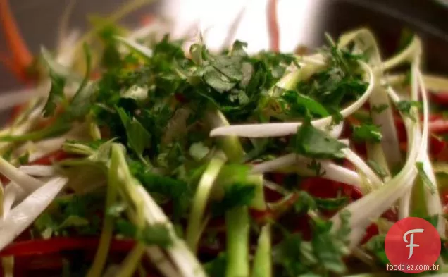 Salada triturada quente e azeda