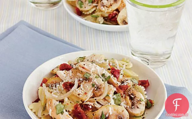 Farfalle com frango e tomates secos ao sol
