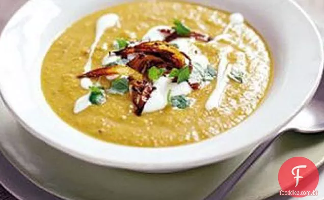 Sopa de raiz temperada com cebolas temperadas crocantes