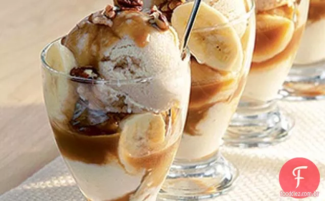 Sundaes de gelo de Banana com molho de fudge