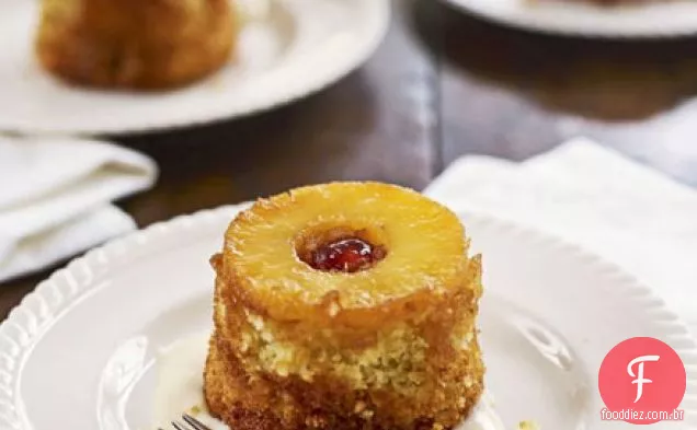 Bolos individuais de coco e abacaxi de cabeça para baixo