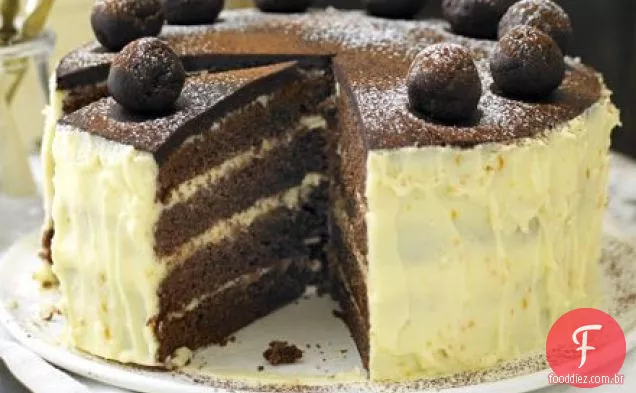 Bolo simnel de chocolate, laranja e amêndoa