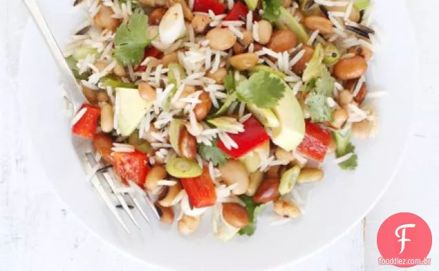 Salada mexicana de arroz e feijão