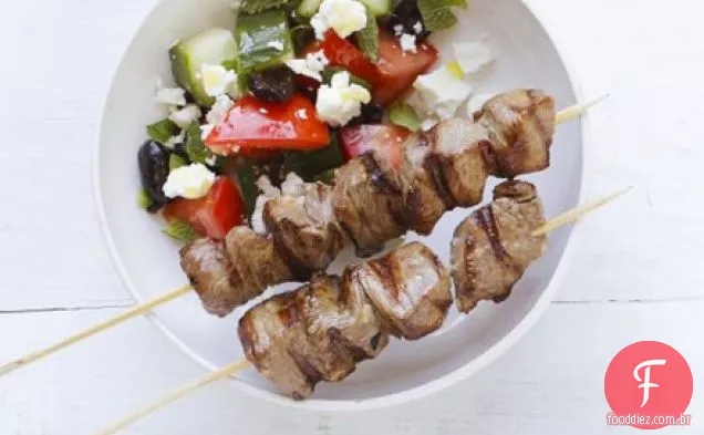 Kebabs de cordeiro e salada grega