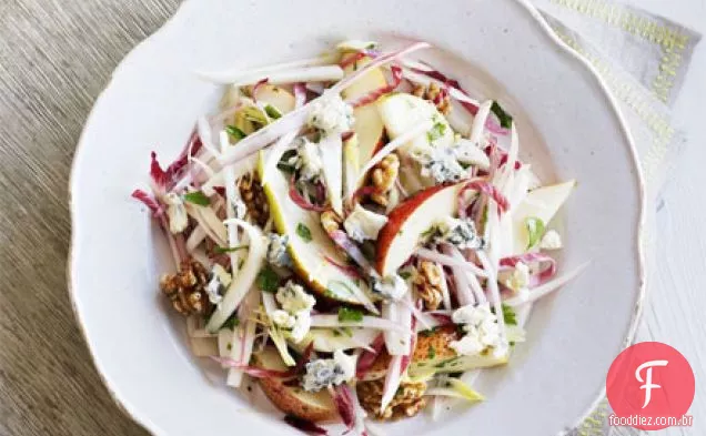 Salada de pêra, chicória e queijo azul