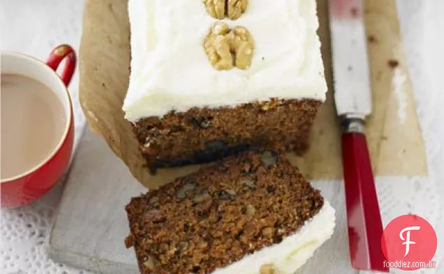 Bolo de cenoura com cobertura de canela